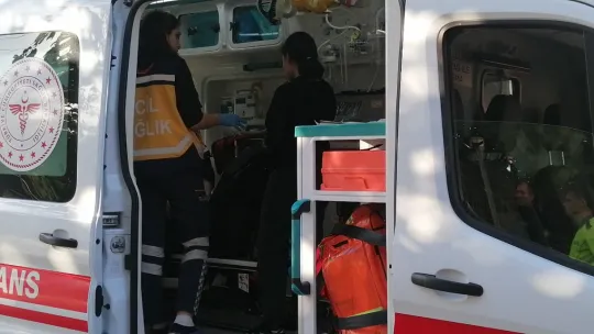 Otomobil ile hafif ticari araç çarpıştı