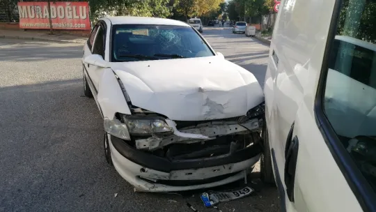 Otomobil ile hafif ticari araç çarpıştı