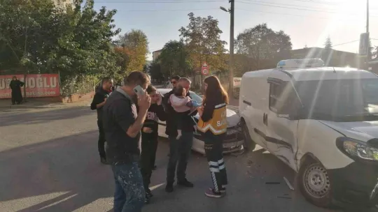 Otomobil ile hafif ticari araç çarpıştı