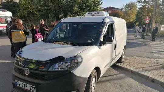 Otomobil ile hafif ticari araç çarpıştı