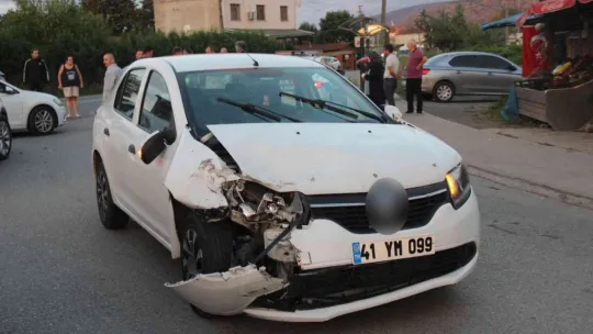 Otomobil ile motosiklet çarpıştı: 2 yaralı
