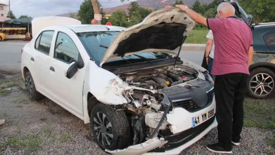Otomobil ile motosiklet çarpıştı: 2 yaralı