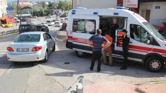 Otomobil ile motosiklet çarpıştı: 1 yaralı