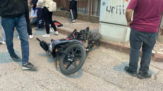 Otomobil ile motosiklet çarpıştı: 2 yaralı