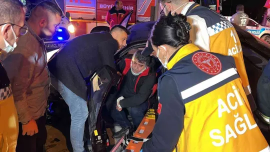 İzmit'te otomobil ile pikap çarpıştı: 1 Yaralı!