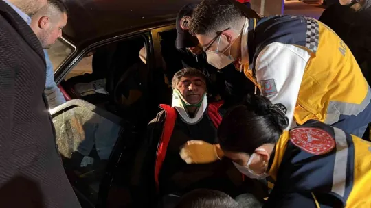 İzmit'te otomobil ile pikap çarpıştı: 1 Yaralı!