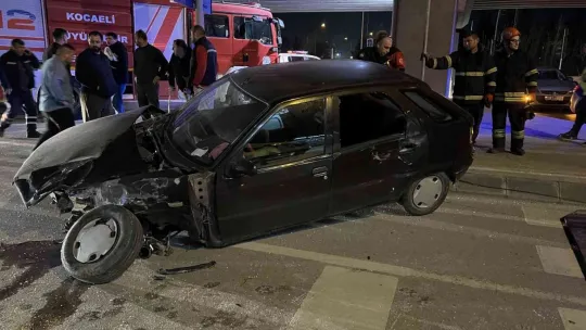 İzmit'te otomobil ile pikap çarpıştı: 1 Yaralı!