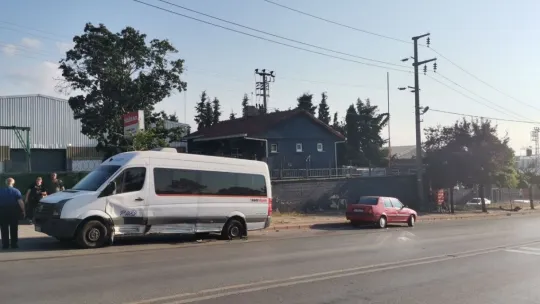 Otomobil ile servis minibüsü çarpıştı: 1 yaralı