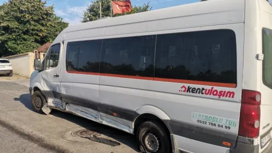 Otomobil ile servis minibüsü çarpıştı: 1 yaralı