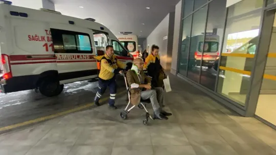 Otomobil ile servis minibüsü çarpıştı: Yaralılar var