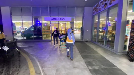 Otomobil ile servis minibüsü çarpıştı: Yaralılar var