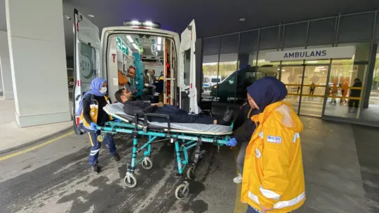 Otomobil ile servis minibüsü çarpıştı: Yaralılar var