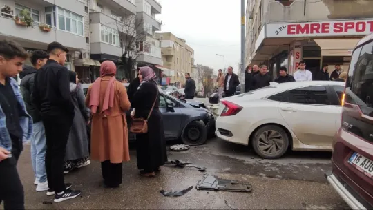 Otomobil ile ticari araç çarpıştı