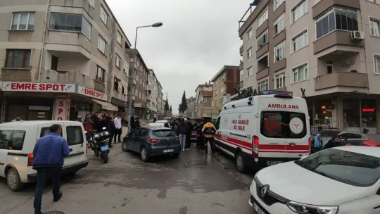 Otomobil ile ticari araç çarpıştı
