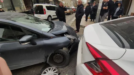 Otomobil ile ticari araç çarpıştı