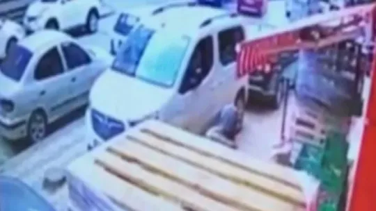 Otomobil ile ticari araç çarpıştı