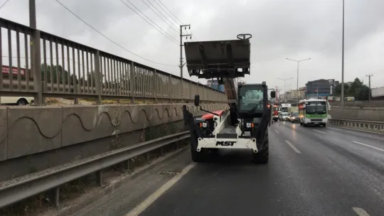 Otomobil iş makinesine arkadan çarptı yaralı var