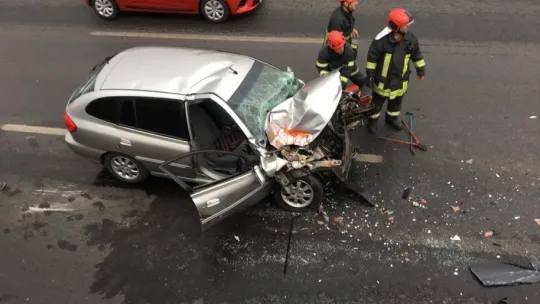 Otomobil iş makinesine arkadan çarptı yaralı var