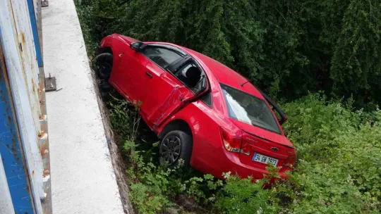 Otomobil istinat duvarından ağaçlık alana uçtu: 4 yaralı