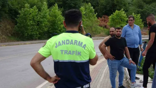 Otomobil istinat duvarından ağaçlık alana uçtu: 4 yaralı