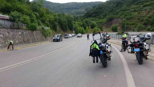 Otomobil istinat duvarından ağaçlık alana uçtu: 4 yaralı