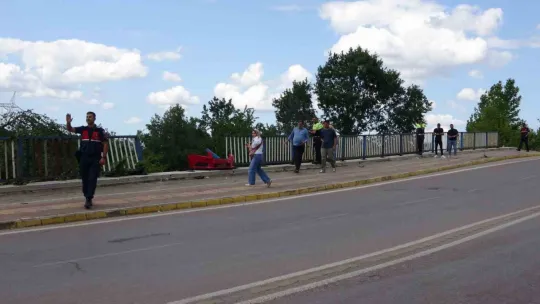 Otomobil istinat duvarından ağaçlık alana uçtu: 4 yaralı