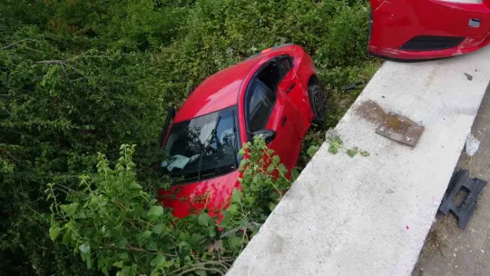 Otomobil istinat duvarından ağaçlık alana uçtu: 4 yaralı