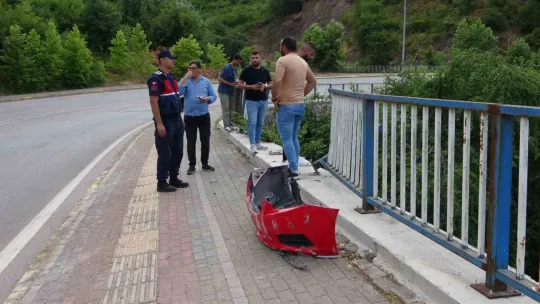 Otomobil istinat duvarından ağaçlık alana uçtu: 4 yaralı