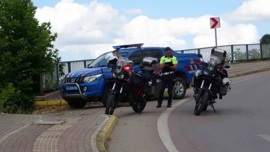 Otomobil istinat duvarından ağaçlık alana uçtu: 4 yaralı