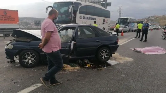 Otomobil kamyona çarptı: 1 ölü, 4 yaralı