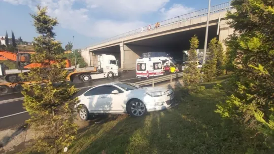 Otomobil kaygan zeminde yoldan çıktı: 3 yaralı