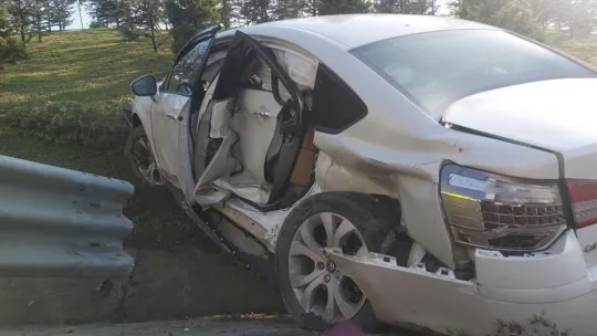 Otomobil kaygan zeminde yoldan çıktı: 3 yaralı