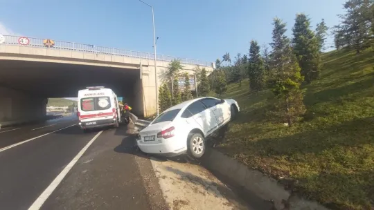 Otomobil kaygan zeminde yoldan çıktı: 3 yaralı