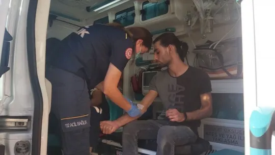 Otomobil kaygan zeminde yoldan çıktı: 3 yaralı