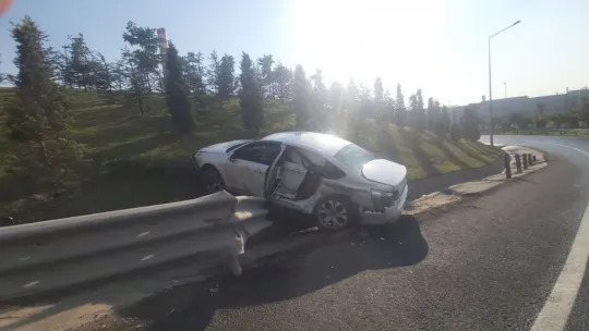 Otomobil kaygan zeminde yoldan çıktı: 3 yaralı