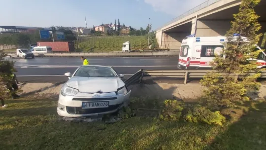 Otomobil kaygan zeminde yoldan çıktı: 3 yaralı