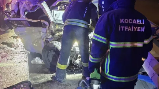 Otomobil kazada kağıt gibi ezildi: 4 yaralı