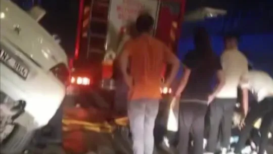 Otomobil kazada kağıt gibi ezildi: 4 yaralı