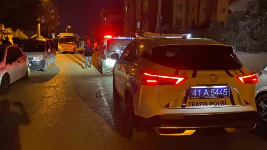 Otomobil kazasında kapılar sıkıştı, yolcuları vatandaşlar kurtardı