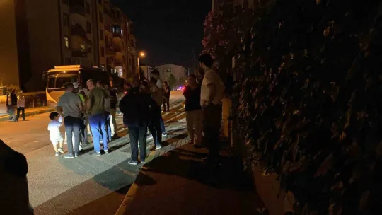 Otomobil kazasında kapılar sıkıştı, yolcuları vatandaşlar kurtardı