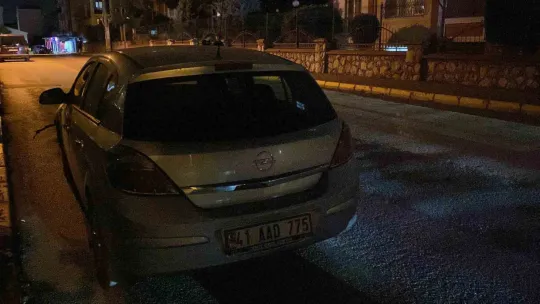 Otomobil kazasında kapılar sıkıştı, yolcuları vatandaşlar kurtardı