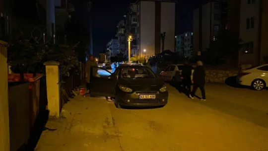 Otomobil kazasında kapılar sıkıştı, yolcuları vatandaşlar kurtardı