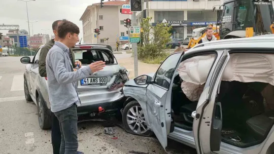 Otomobil kırmızı ışıkta bekleyen araca çarptı: 1 yaralı