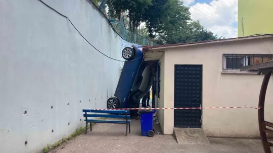 Otomobil okul bahçesine uçtu