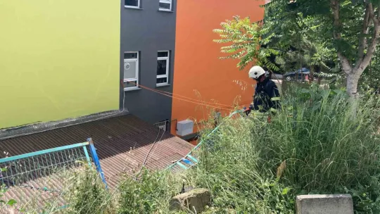 Otomobil okul bahçesine uçtu