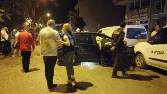 Otomobil önce ağaca sonra da park halindeki araçlara çarptı!