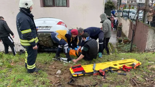 Önce binanın duvarına çarptı, sonra bahçeye düştü