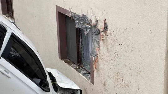 Önce binanın duvarına çarptı, sonra bahçeye düştü