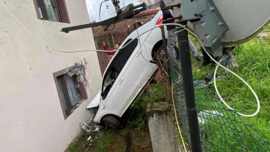 Önce binanın duvarına çarptı, sonra bahçeye düştü