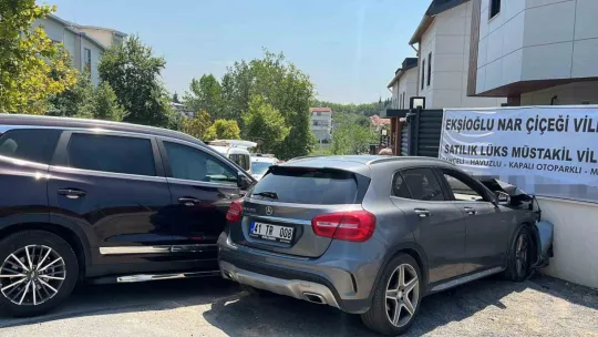 Otomobil önce cipe, ardından duvara çarptı